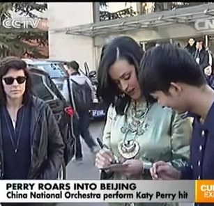 katy-perry-signs-album-copy-in-china.jpg