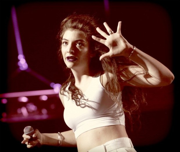 lorde waves hello to fans